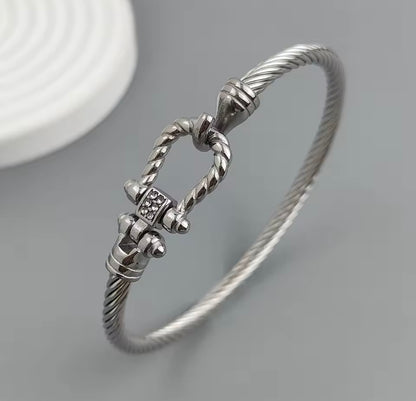 Noa Horseshoe Bangle