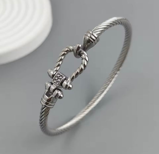 Noa Horseshoe Bangle